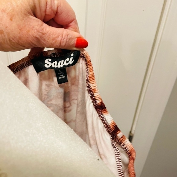 Sauci peasant style top, beautiful color, size large. On off shoulder. Size L - Picture 3 of 6